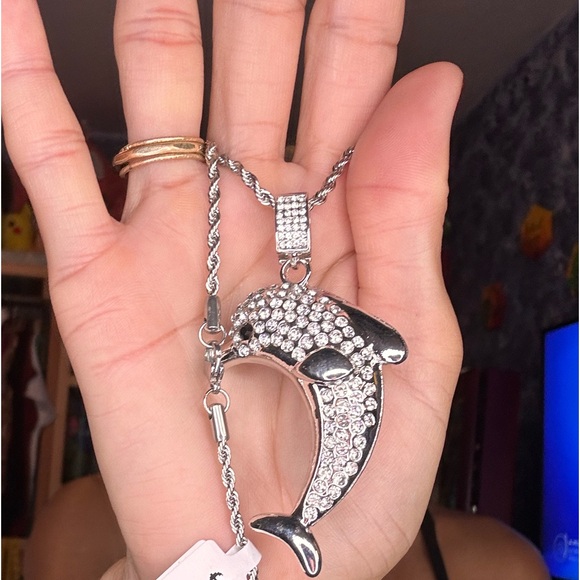 N5. Macy’s Elegant design Silver Diamond cut chain & Dolphin pendant NWT - Picture 3 of 4